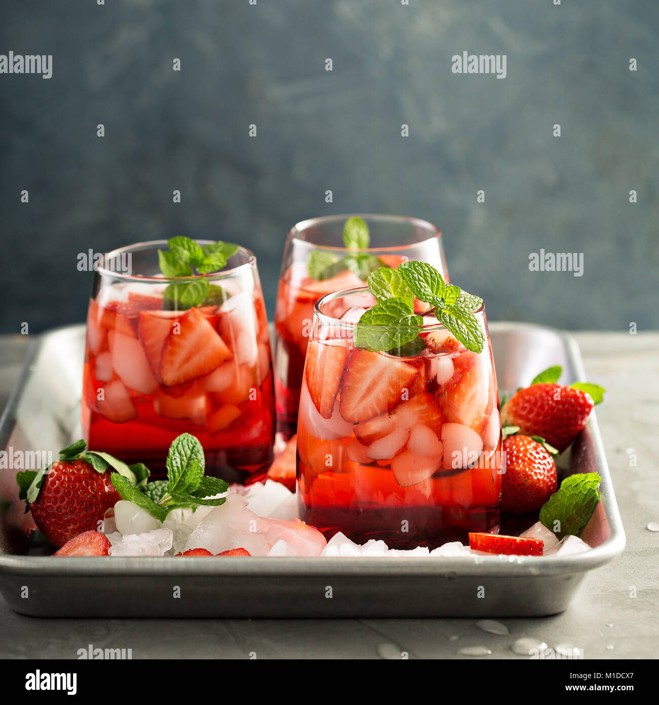 Strawberry ice tea o cocktail a freddo Foto Stock