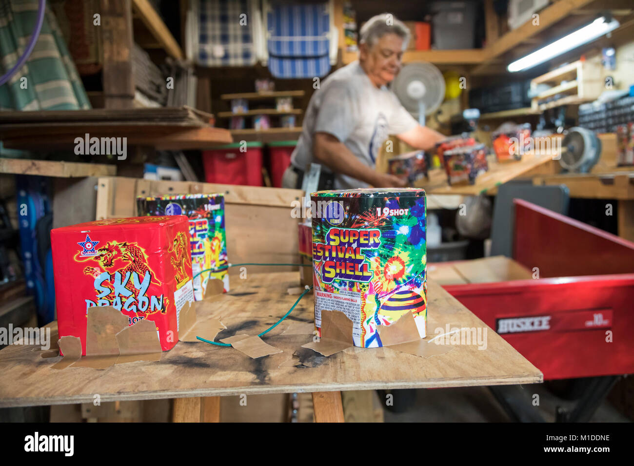 Port Huron Township, Michigan - Lorenzo Almendarez, Suor imposta uno spettacolo di fuochi d'artificio nella sua casa. Foto Stock