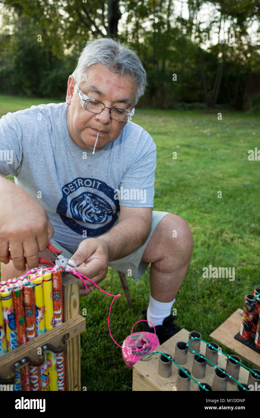 Port Huron Township, Michigan - Lorenzo Almendarez, Suor collega i fusibili per uno spettacolo di fuochi d'artificio nella sua casa. Foto Stock