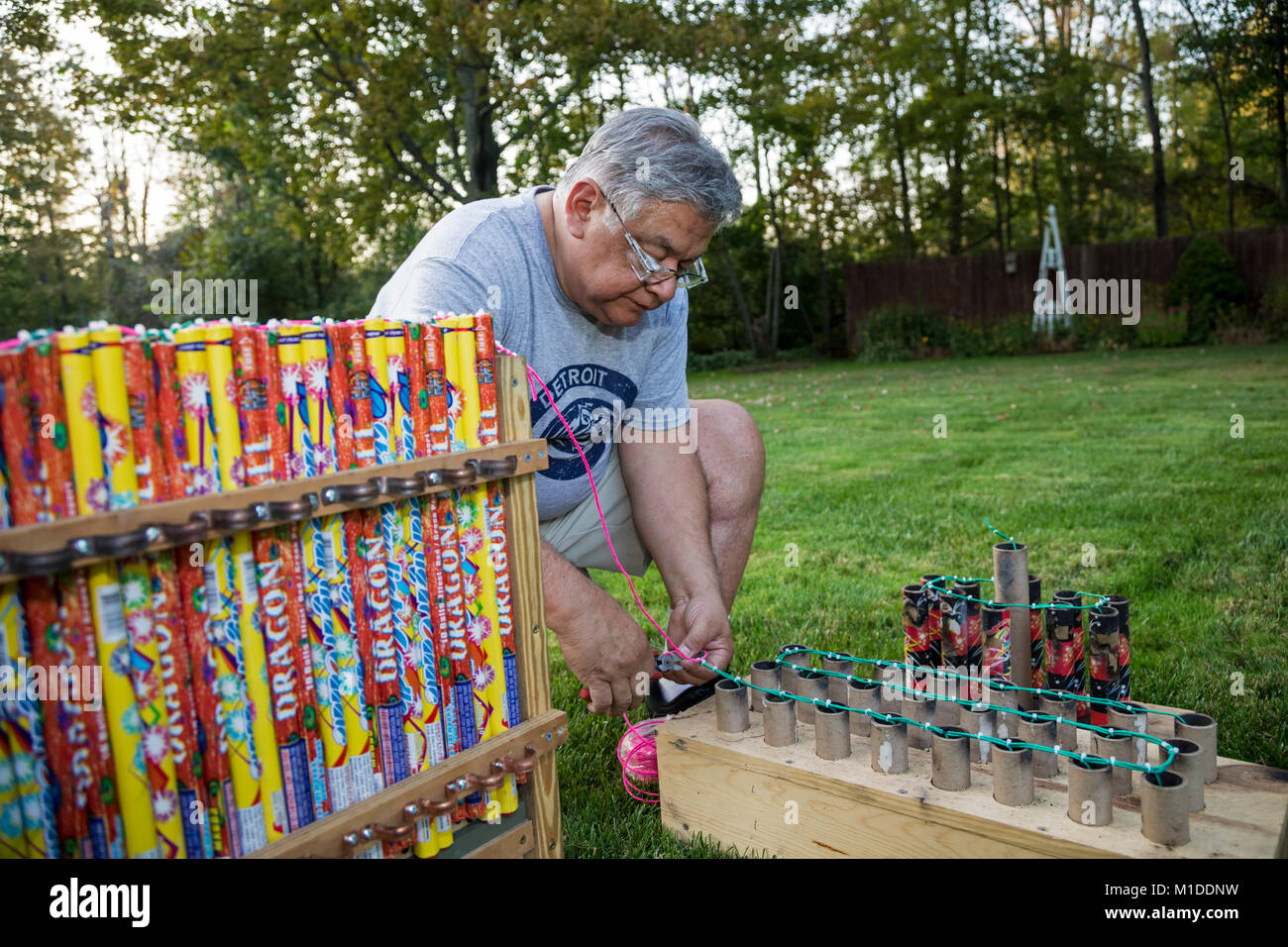 Port Huron Township, Michigan - Lorenzo Almendarez, Suor collega i fusibili per uno spettacolo di fuochi d'artificio nella sua casa. Foto Stock