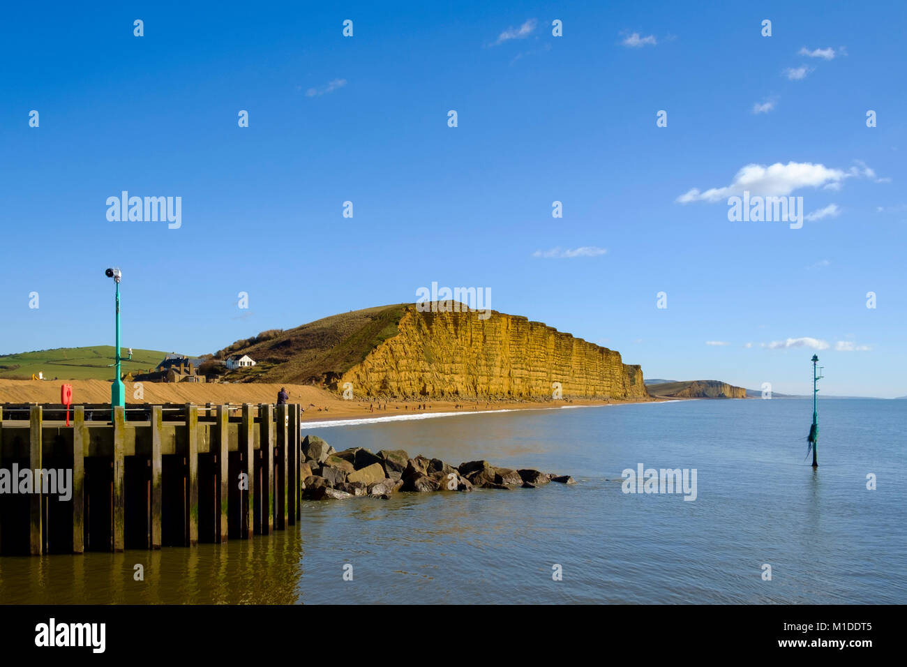 West Bay Dorset su una gloriosa giornata soleggiata con belle blue skies Foto Stock