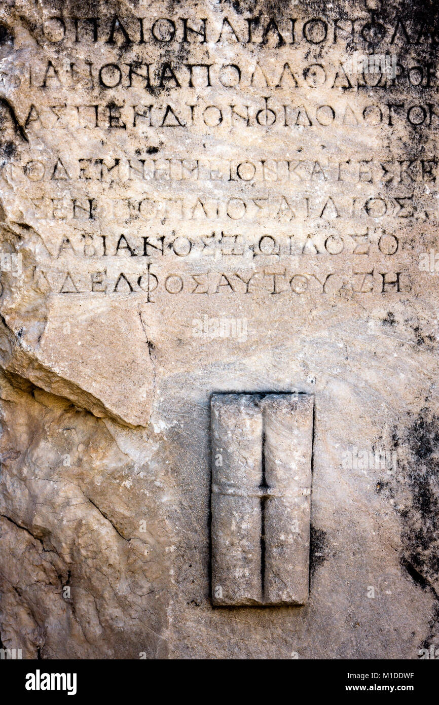 Antica sfondo, testo greco lettere incise nella pietra. Selcuk / TURCHIA Foto Stock