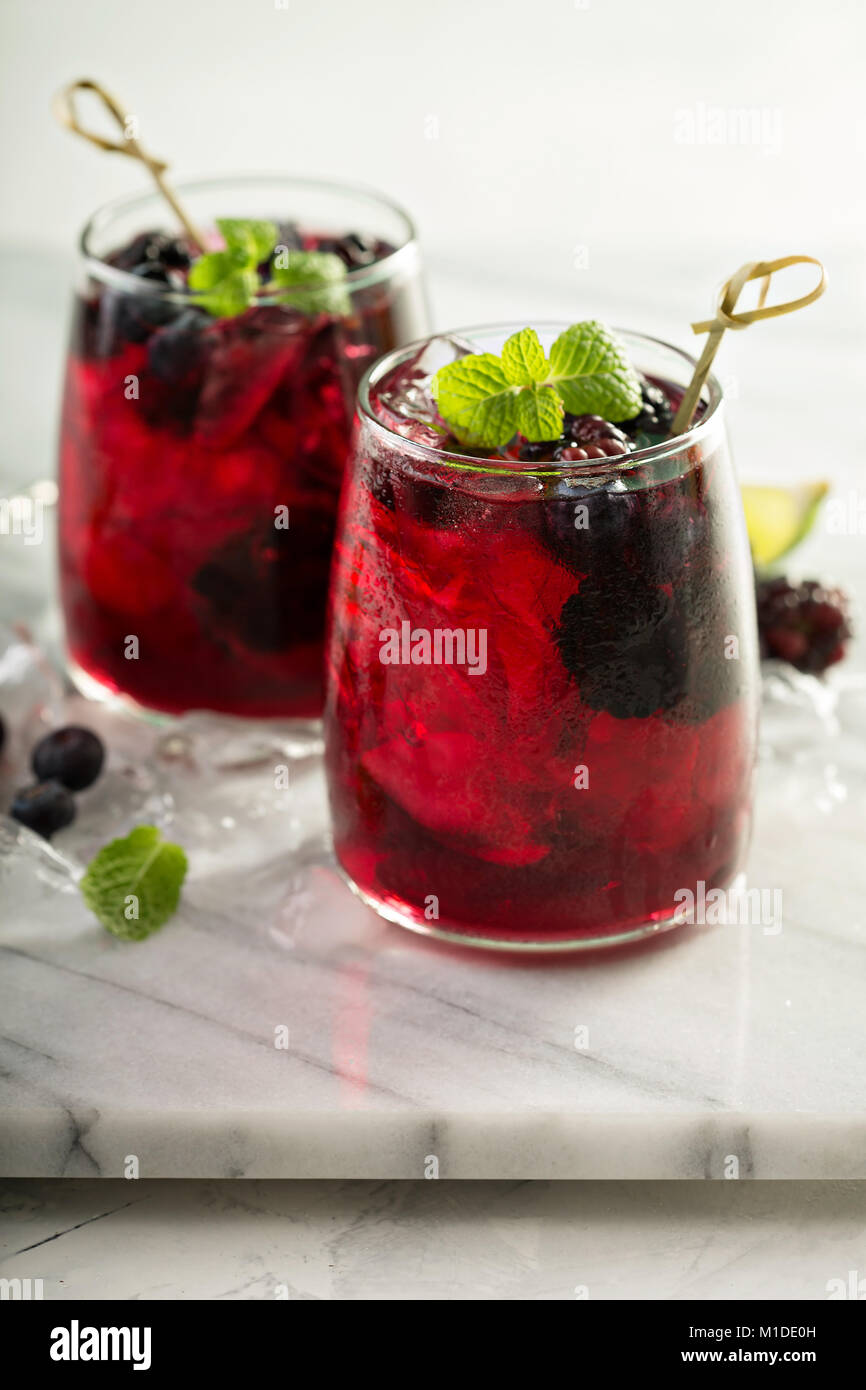 Estate berry drink con calce Foto Stock