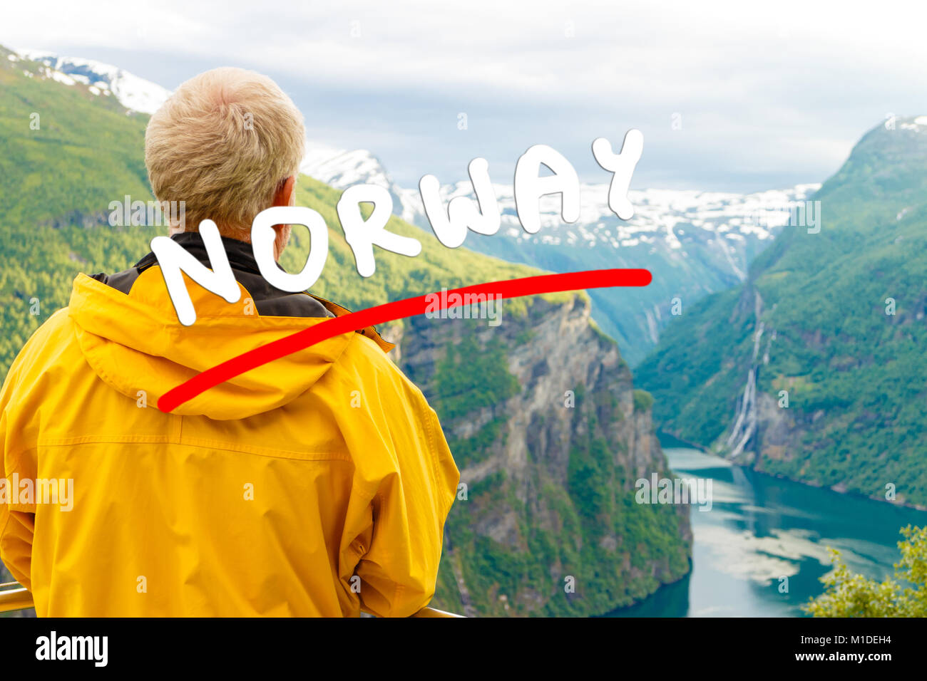 Turismo Viaggi e vacanze. Turismo maschio gode di splendida vista sul Geirangerfjorden magico dal punto di vista Flydalsjuvet, Norvegia Scandinavia. Foto Stock
