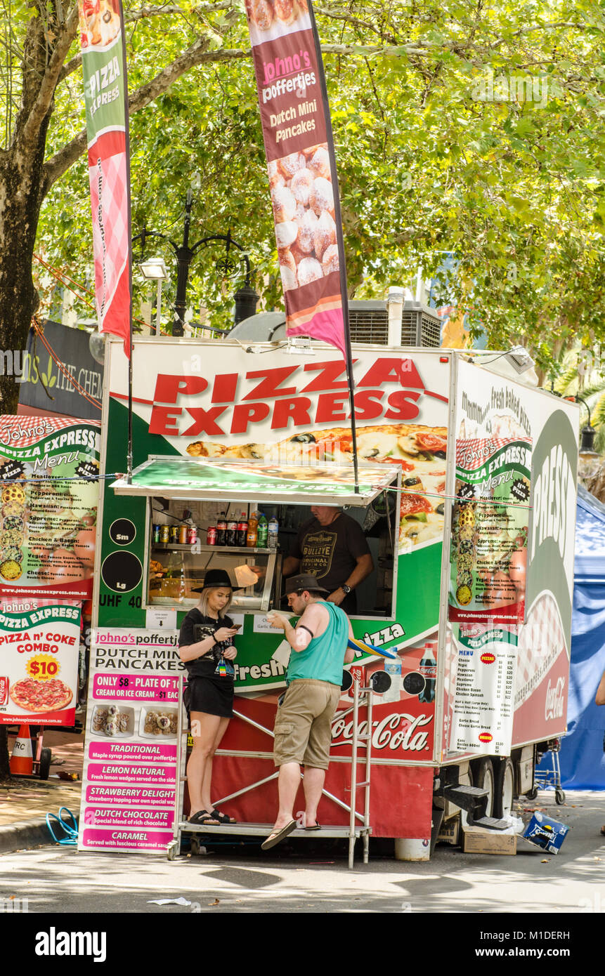 Mobile e pizza fast food kiosk presso i Festival di Musica Country, Tamworth Australia. Foto Stock