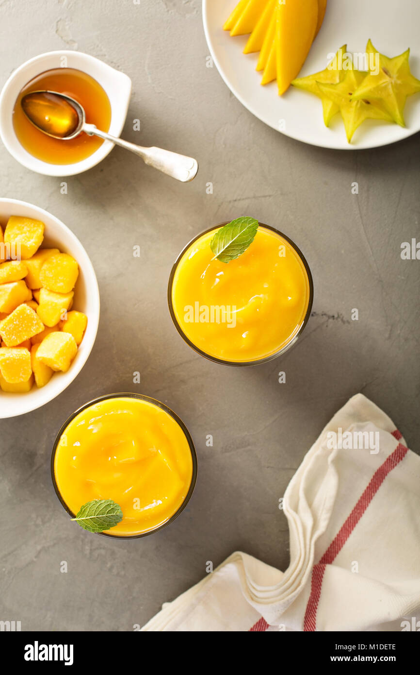 Frullato di mango con miele e noci di cocco Foto Stock