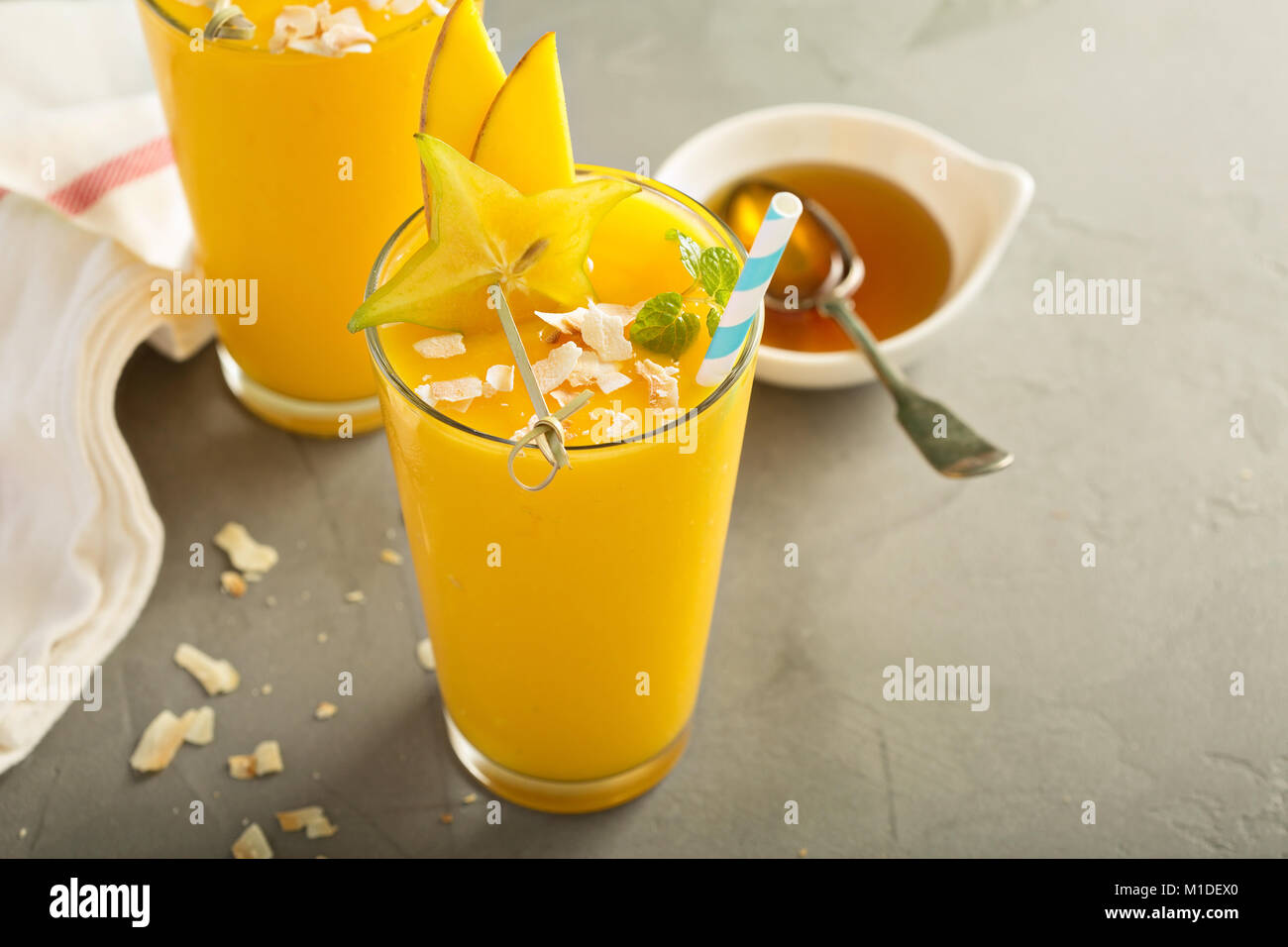 Frullato di mango con miele e noci di cocco Foto Stock