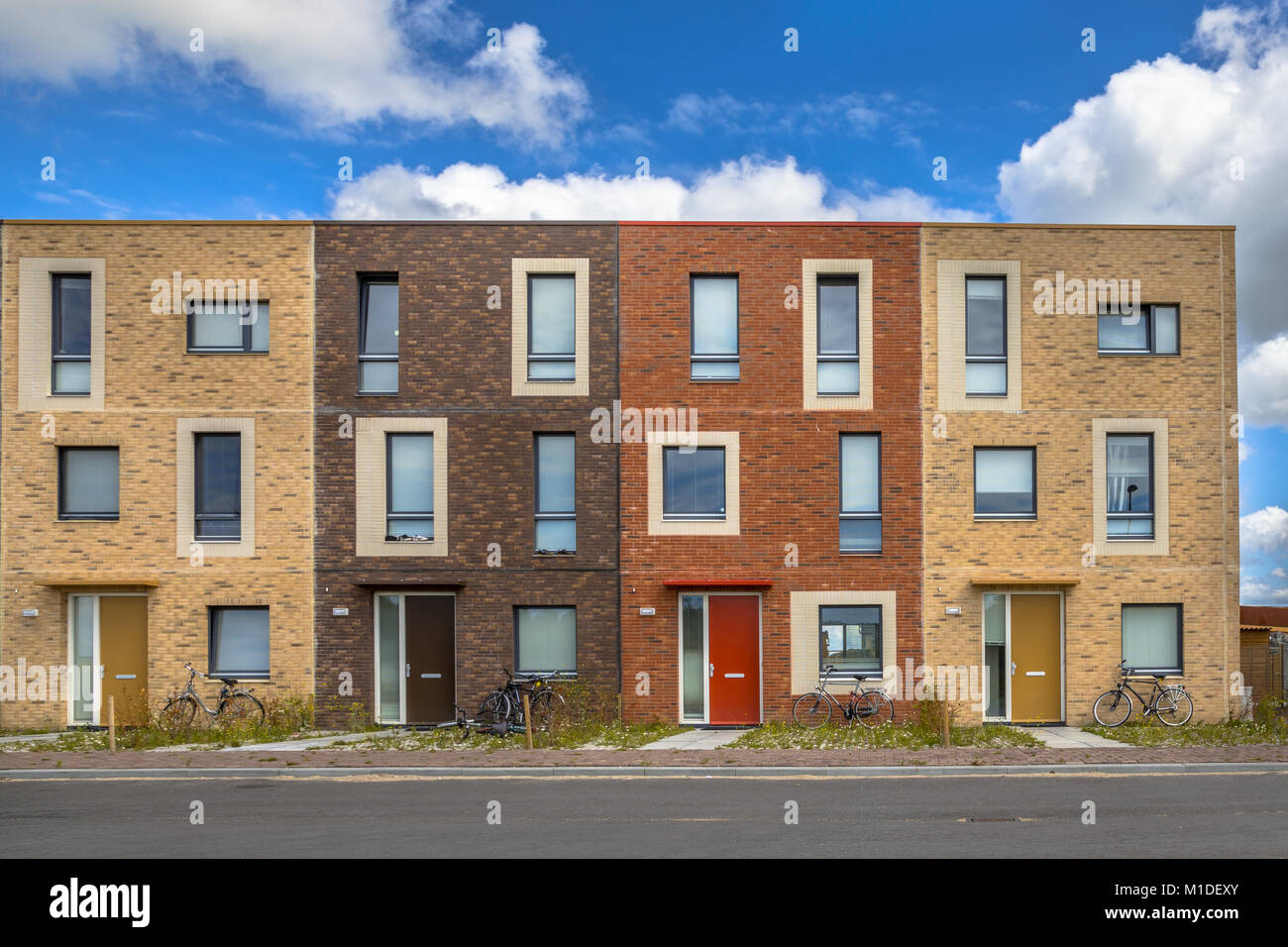 Quattro moderni alloggi sociali in terra di colori contenenti modeste family appartamento case in Ypenburg, l'Aia, Paesi Bassi Foto Stock