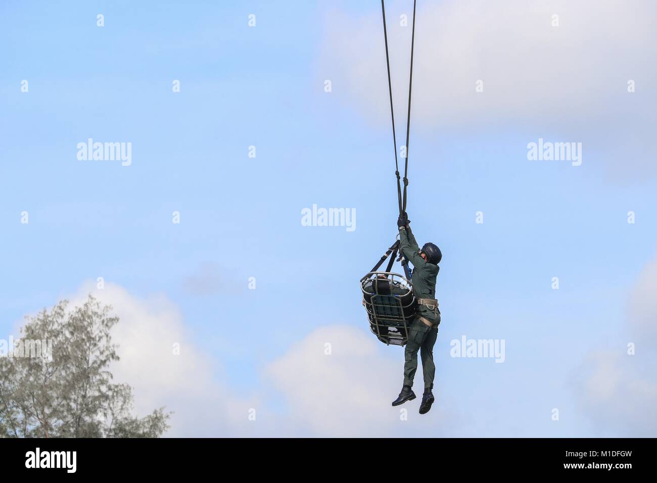 Soldato di emergenza soccorso dall esercito elicottero con fune sul cielo blu Foto Stock