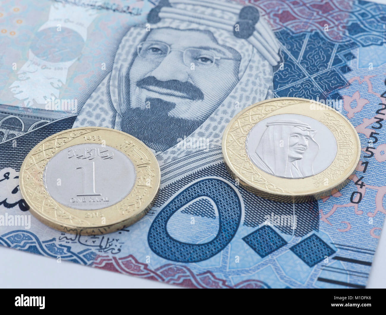 Saudi Riyal 500 delle banconote e delle nuove monete che mostra re Salman di Arabia Saudita Foto Stock