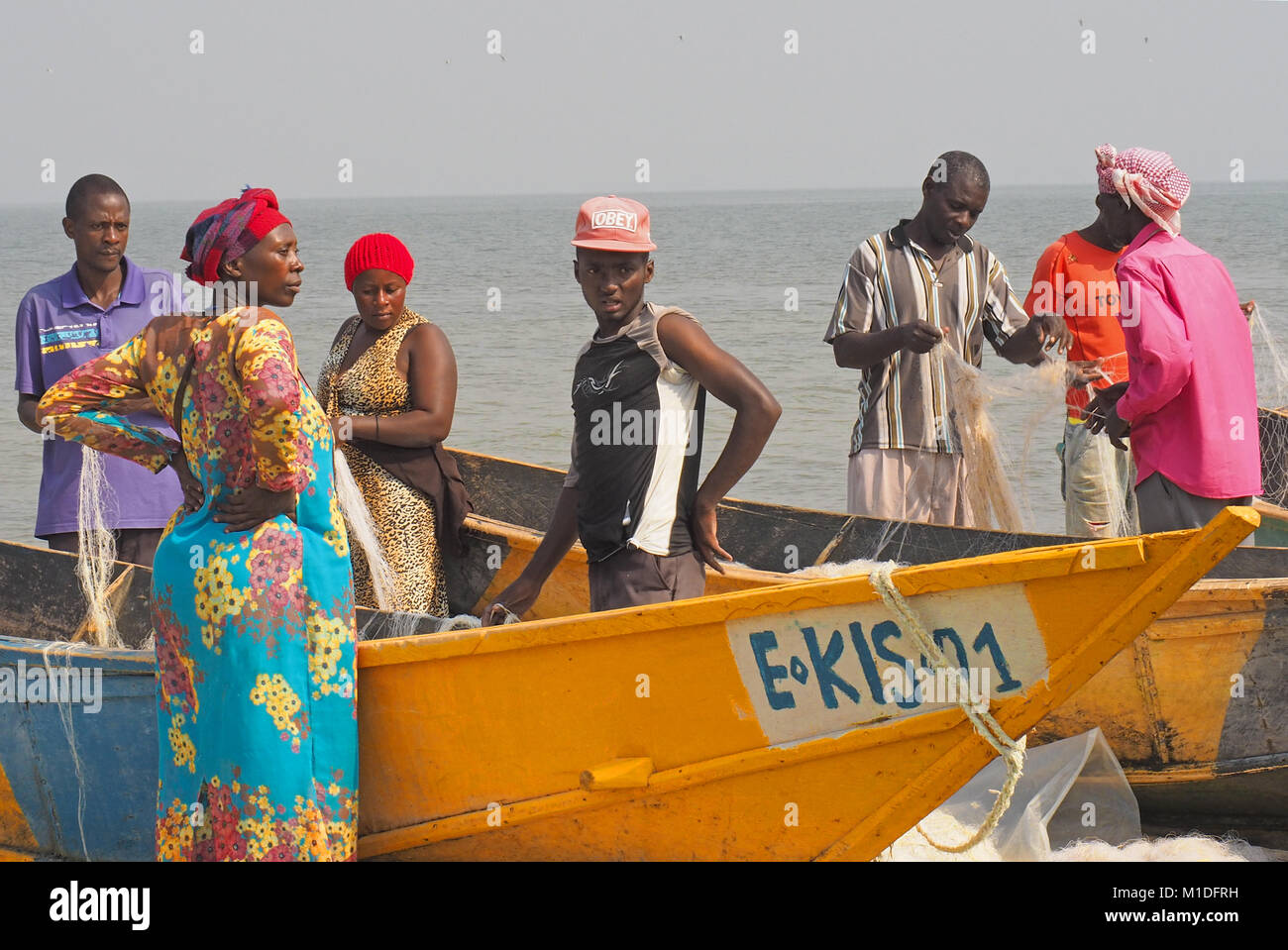 La pesca le famiglie dal villaggio la raccolta su barche di pescatori sulla riva del Lago Edward in Uganda la Queen Elizabeth National Park. Foto Stock