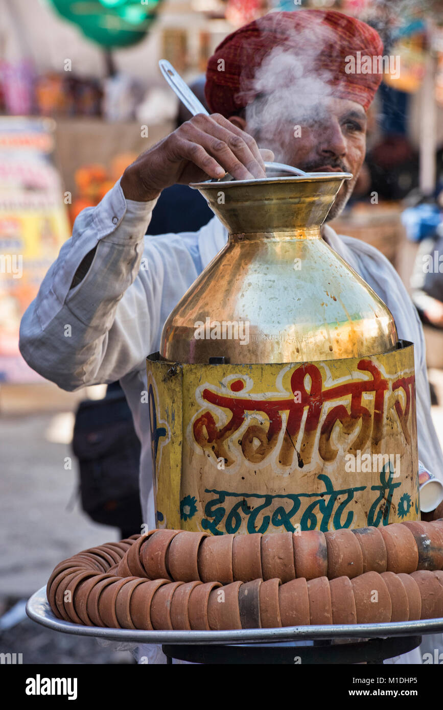 Chai tea venditore, Pushkar, Rajasthan, India Foto Stock