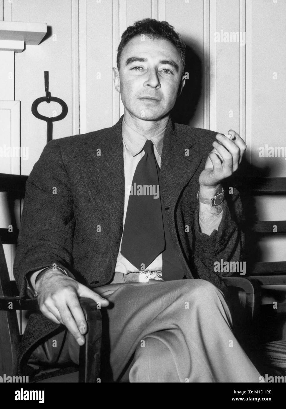 J. Robert Oppenheimer (1904-1967) era un americano fisico teorico e partecipante al progetto Manhattan's sviluppo della bomba atomica durante la Seconda Guerra Mondiale come testa di guerra del Los Alamos Laboratory in New Mexico. Oppenheimer è raffigurato qui al Guest House (Alexander Inn) a Oak Ridge, Tennessee in una fotografia da Ed Wescott il 14 febbraio 1946. Foto Stock
