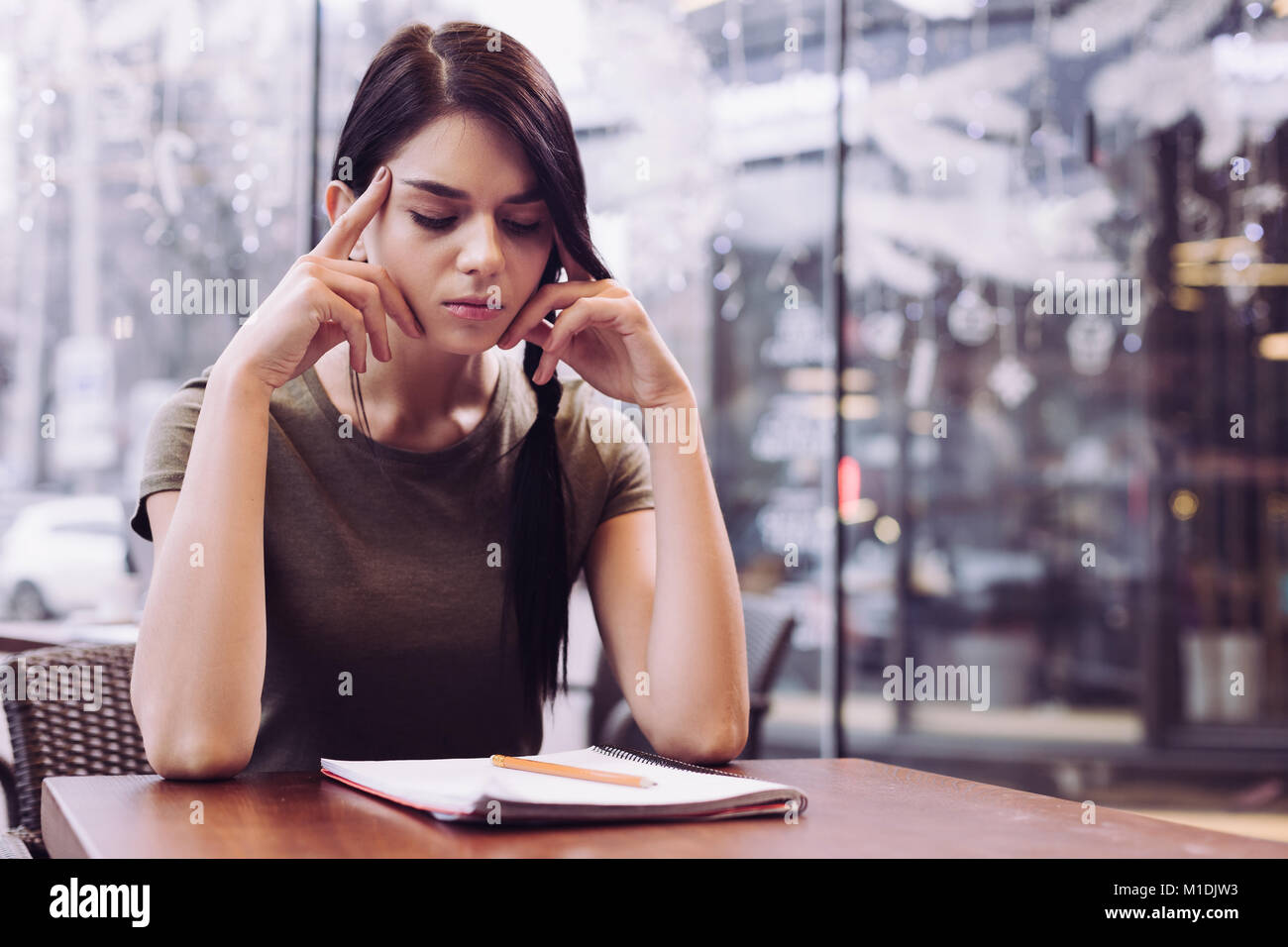 Malinconici studentessa rivolta verso il problema Foto Stock
