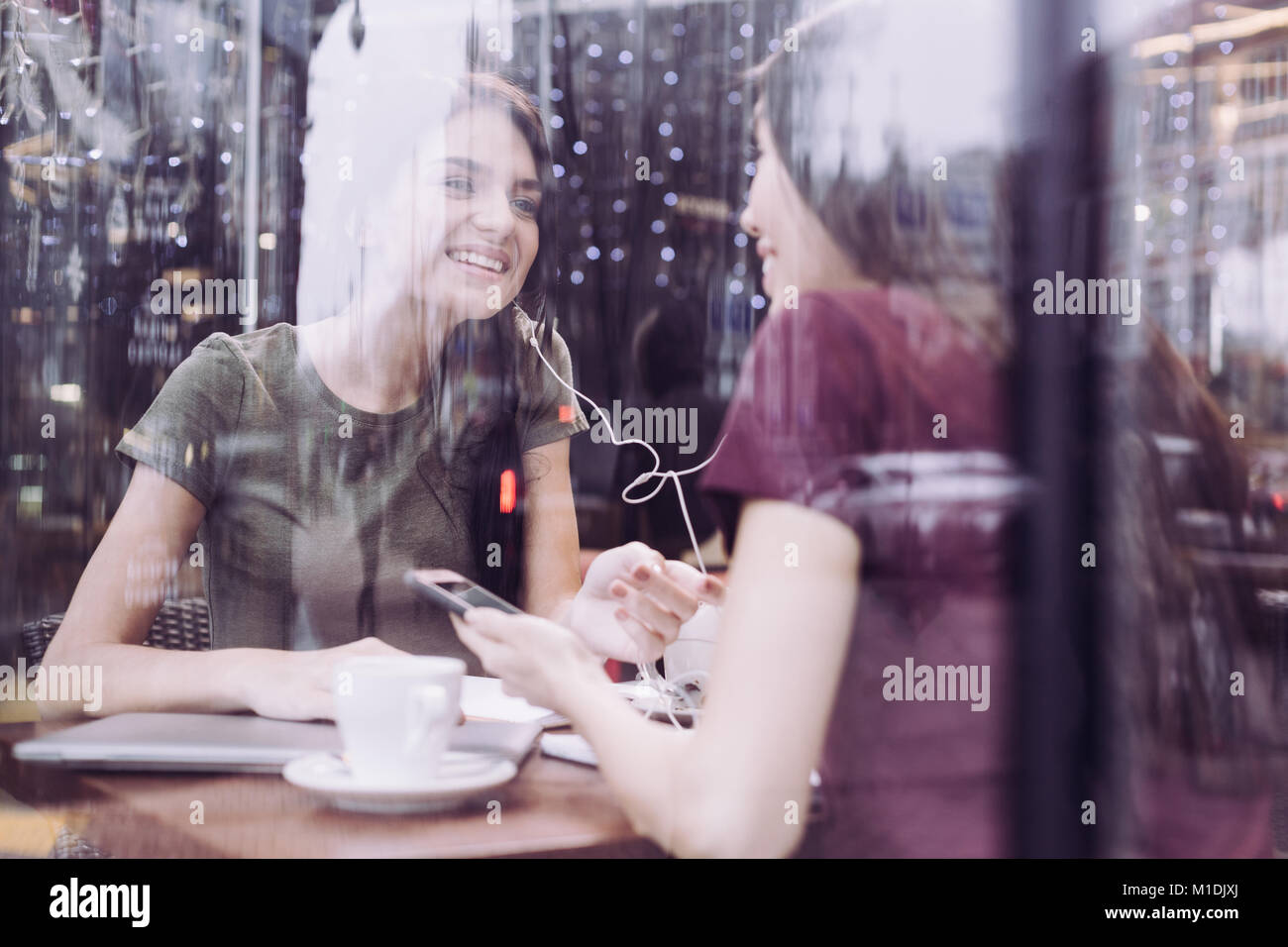 Allegro due studenti consulenza mtramite gli uni agli altri Foto Stock