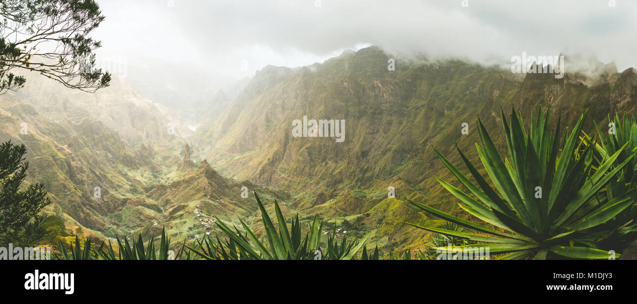Agava piante e montagne rocciose in valle Xoxo in Santo Antao isola, Capo Verde. Scatto panoramico Foto Stock