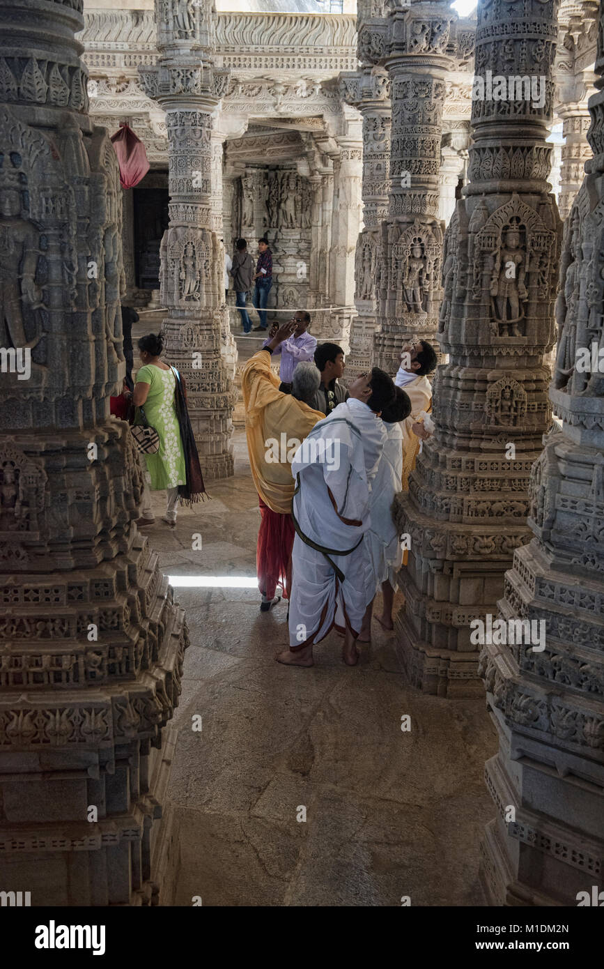 Pellegrini presso l'abbagliamento di Ranakpur Jain Temple, Rajasthan, India Foto Stock