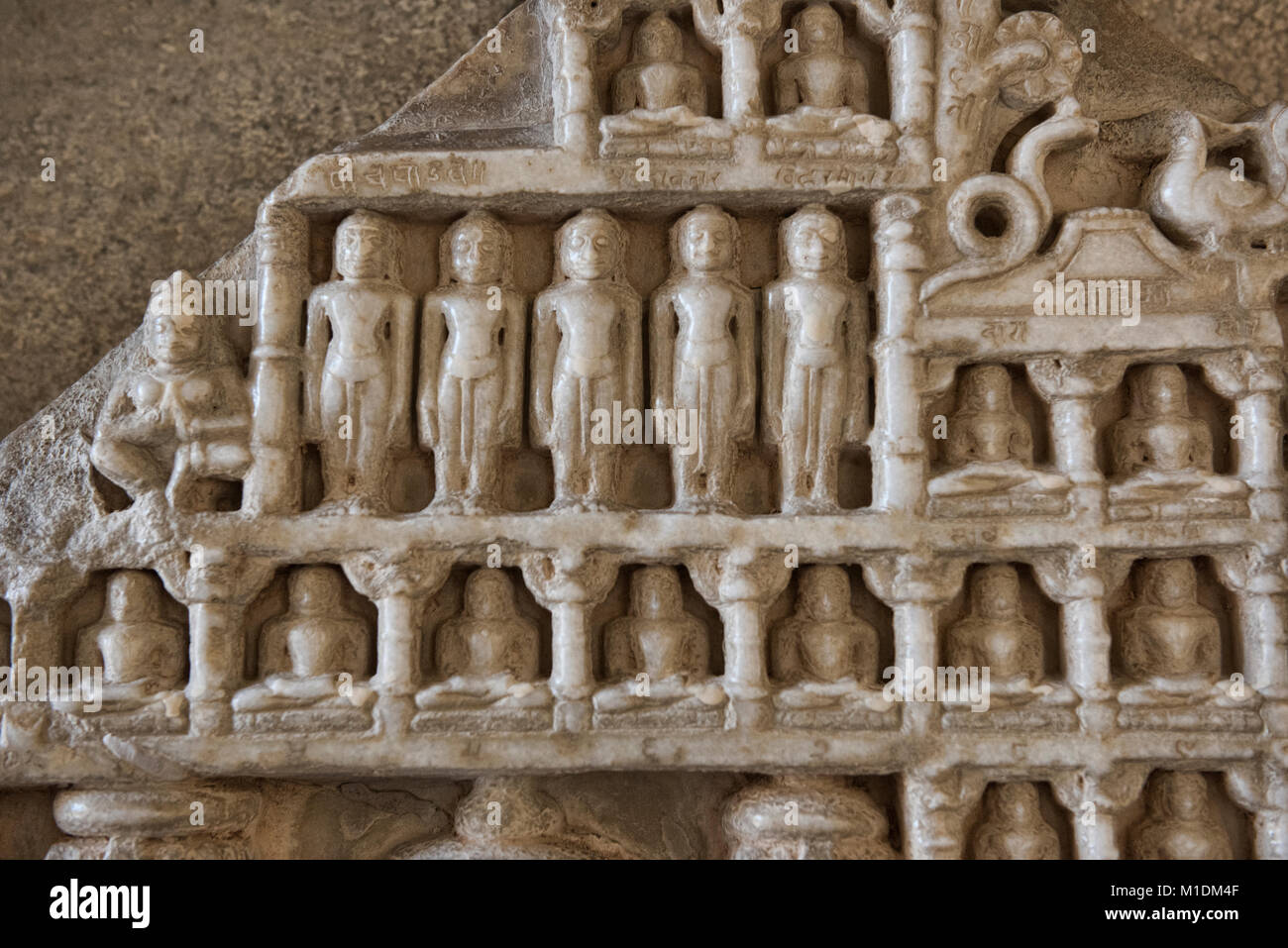 Intricate figure scolpite in marmo di abbagliamento Ranakpur Jain Temple, Rajasthan, India Foto Stock