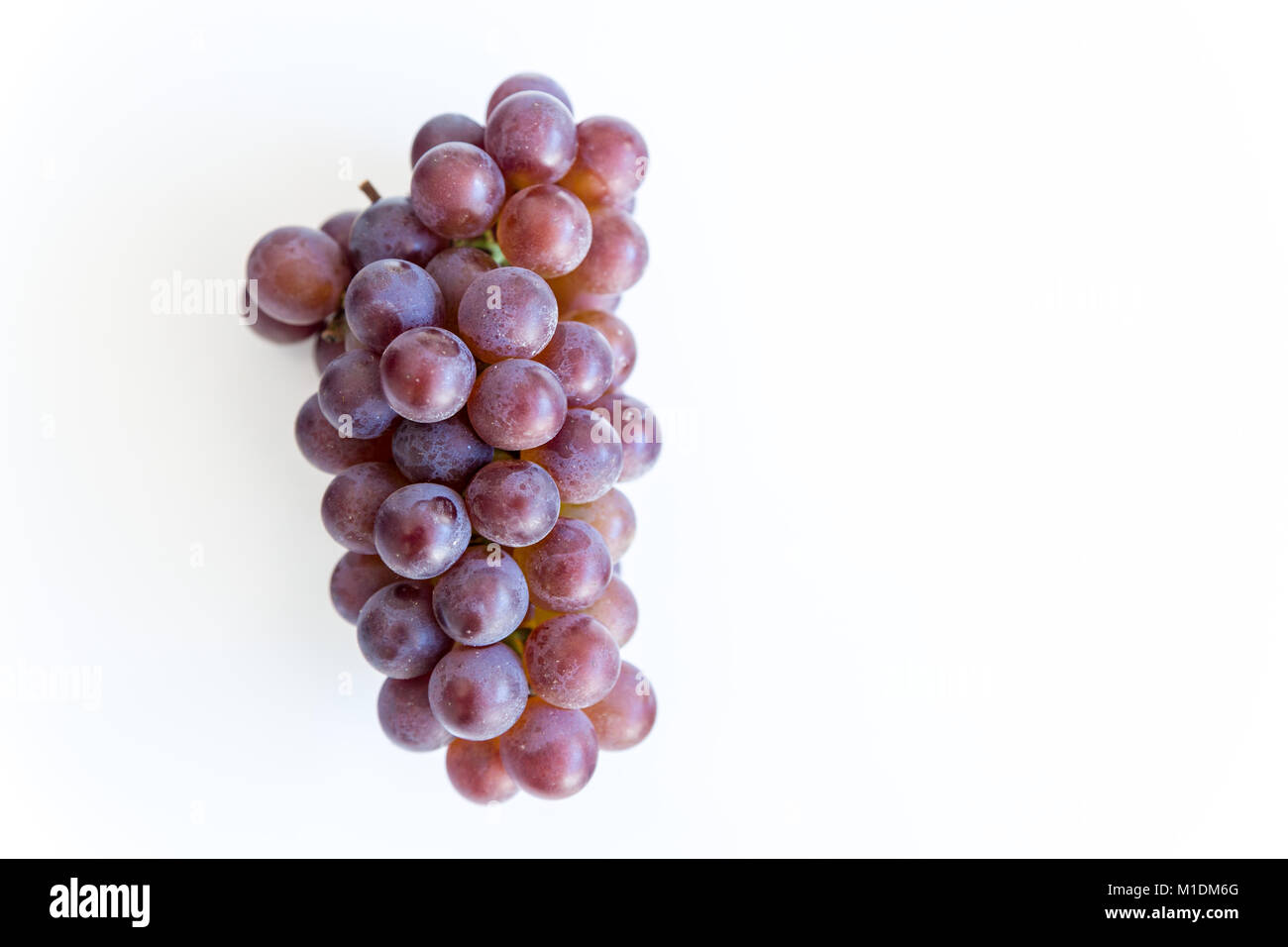Mazzetto di maturazione uve rosse isolato su sfondo bianco, laici piatta Foto Stock