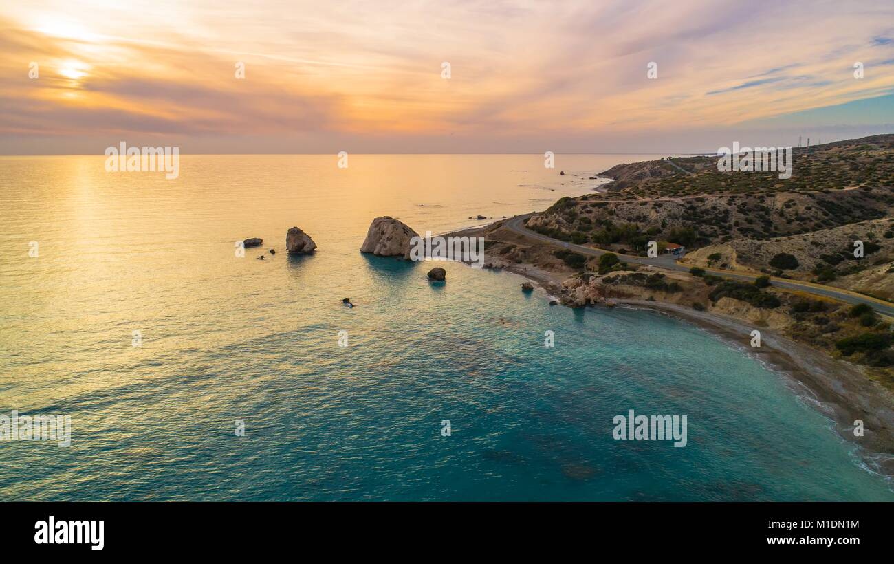 Antenna ad occhio d'uccello del Petra tou Romiou, aka roccia di Afrodite una famosa località turistica meta di viaggio landmark in Paphos, Cipro. Il mare della baia di dea Foto Stock