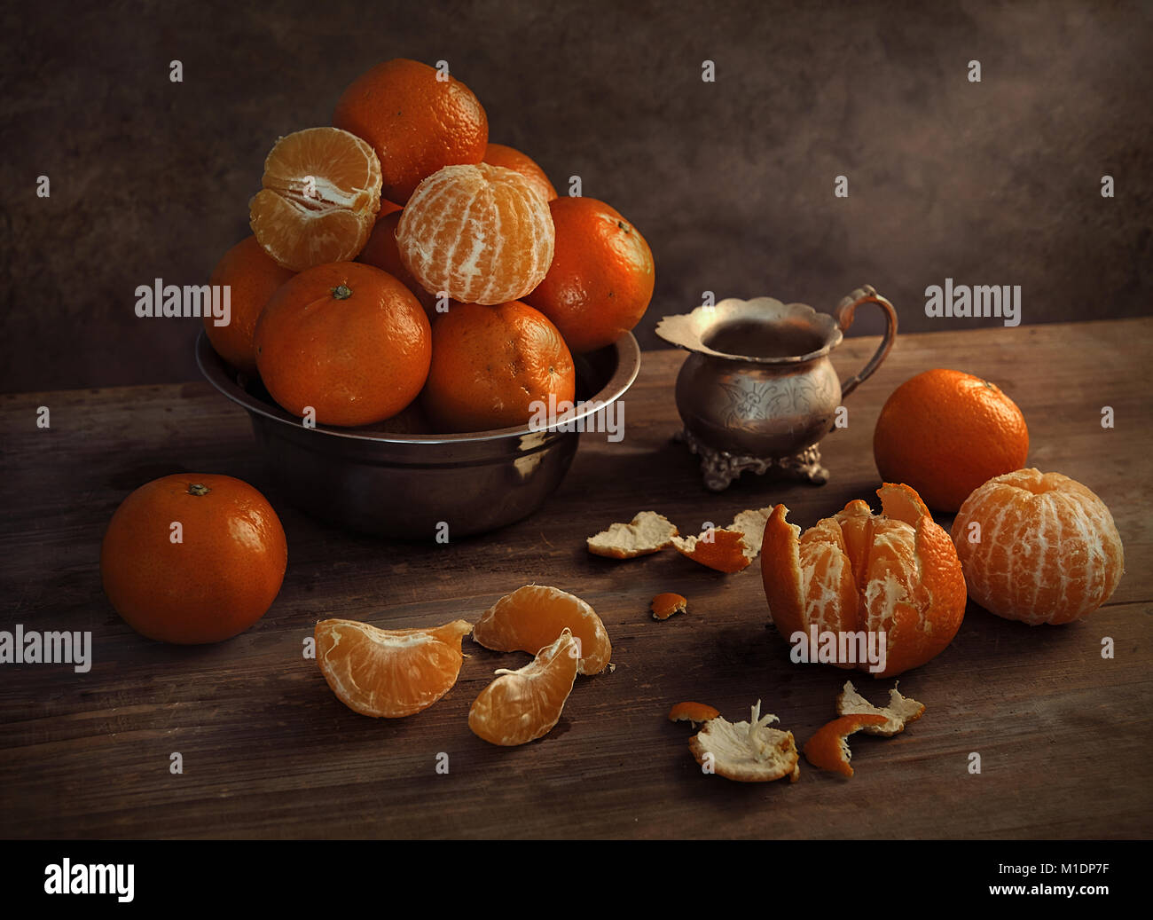 I mandarini freschi e pelate i mandarini su uno sfondo di legno Foto Stock