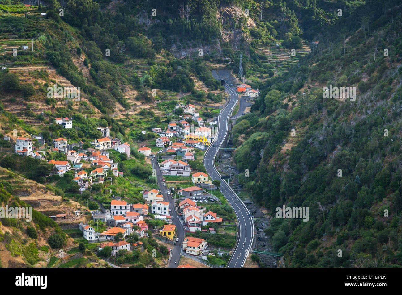Serra de Agua. Paesaggio di montagna con piccolo villaggio. L'Isola di Madeira, Portogallo Foto Stock