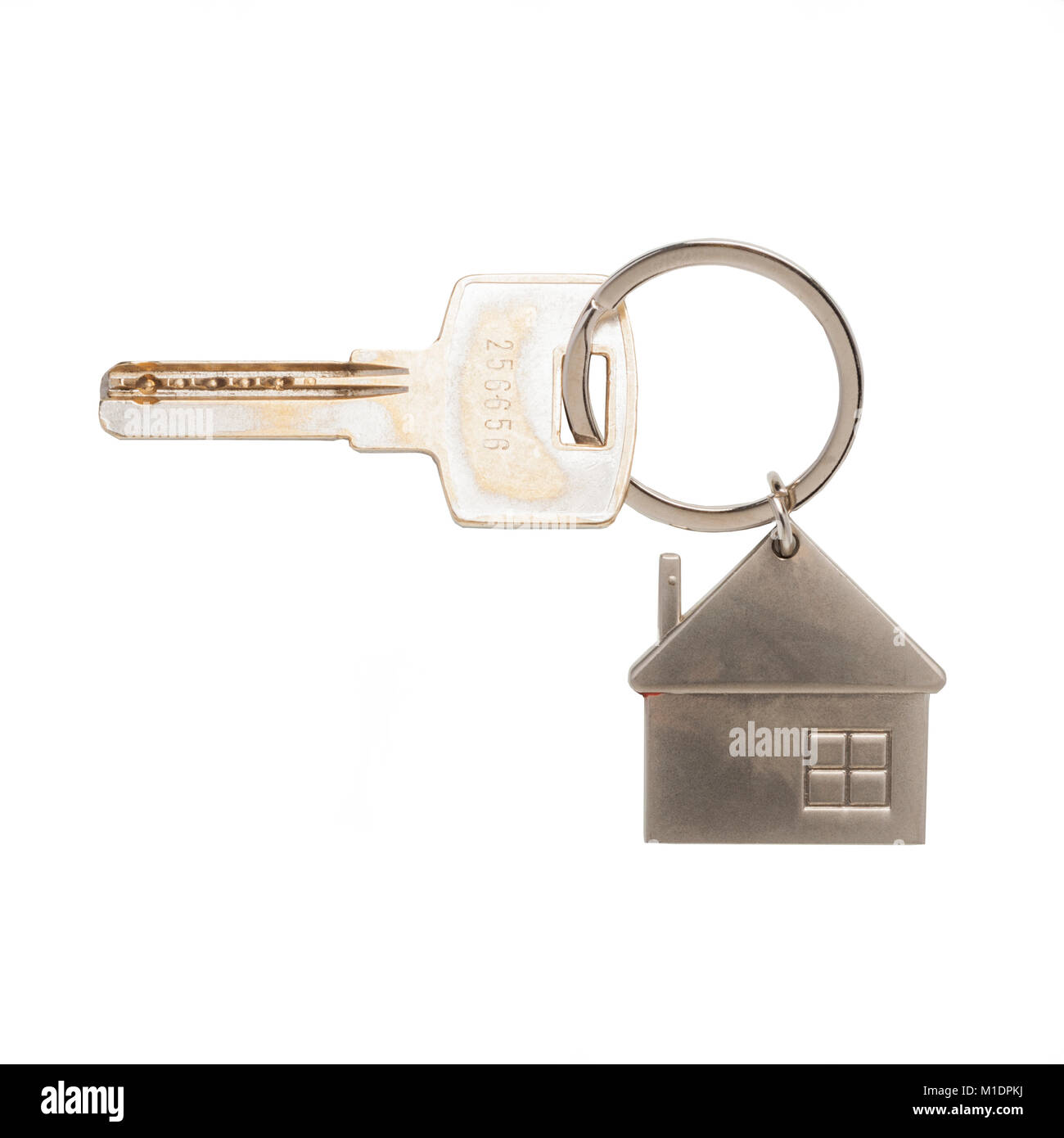 Una chiave di casa su una chiave di casa anello su sfondo bianco Foto Stock