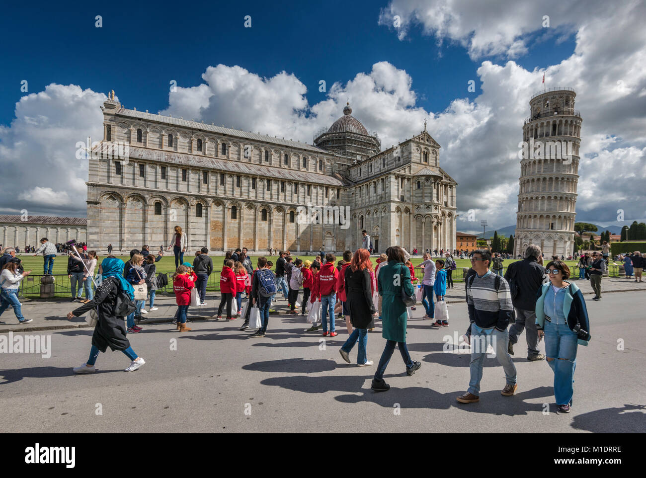 I turisti in Piazza del Duomo, guardando alla Torre Pendente e Cattedrale di Pisa, Toscana, Italia Foto Stock