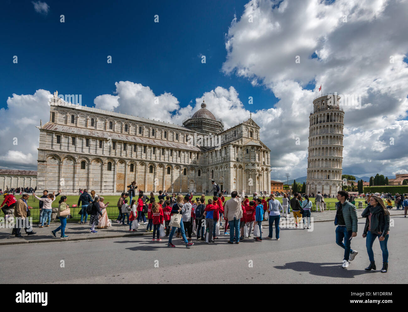 I turisti in Piazza del Duomo, guardando alla Torre Pendente e Cattedrale di Pisa, Toscana, Italia Foto Stock