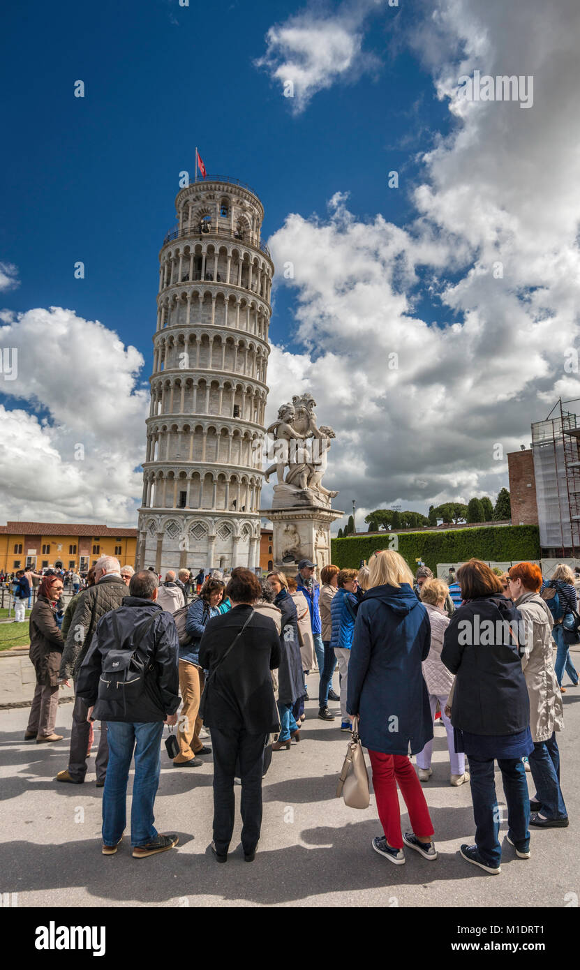 I turisti in Piazza del Duomo, guardando la torre pendente di Pisa, Toscana, Italia Foto Stock