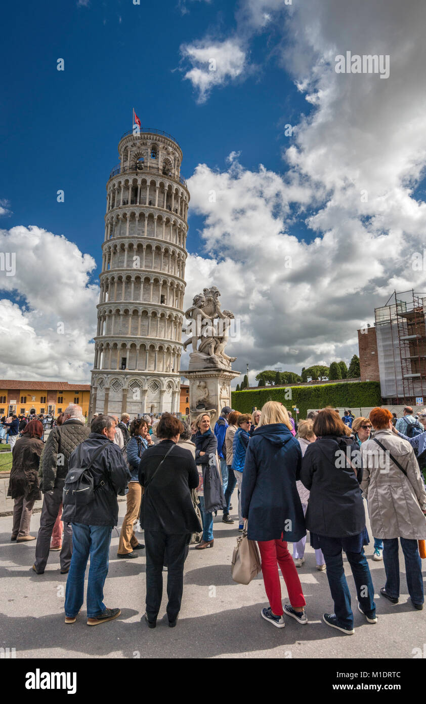 I turisti in Piazza del Duomo, guardando la torre pendente di Pisa, Toscana, Italia Foto Stock