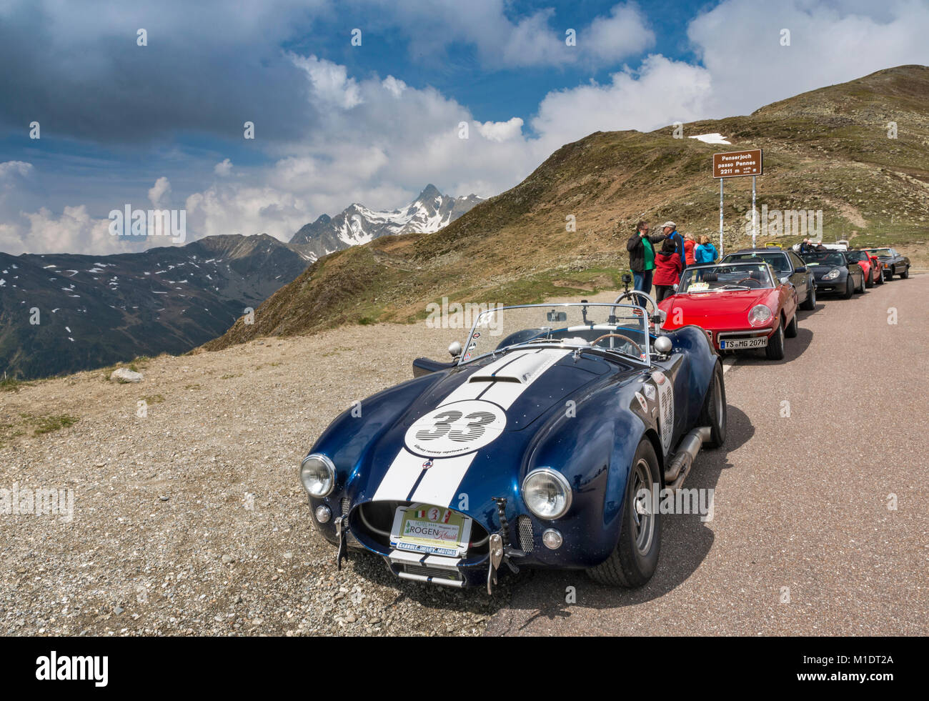 AC Cobra aka Shelby Cobra, un anglo-americano auto sportiva, classic 2 porte roadster, Passo Pennes (Penserjoch), Alpi Sarentine, Trentino-Alto Adige, Italia Foto Stock