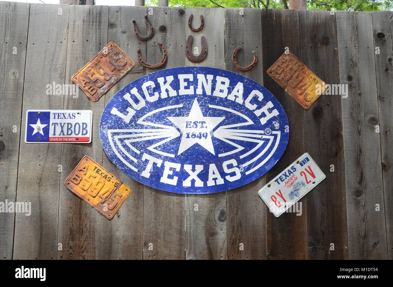 Targhe inchiodati in un edificio in legno a luckenbach texas country music venue con logo luckenbach Foto Stock
