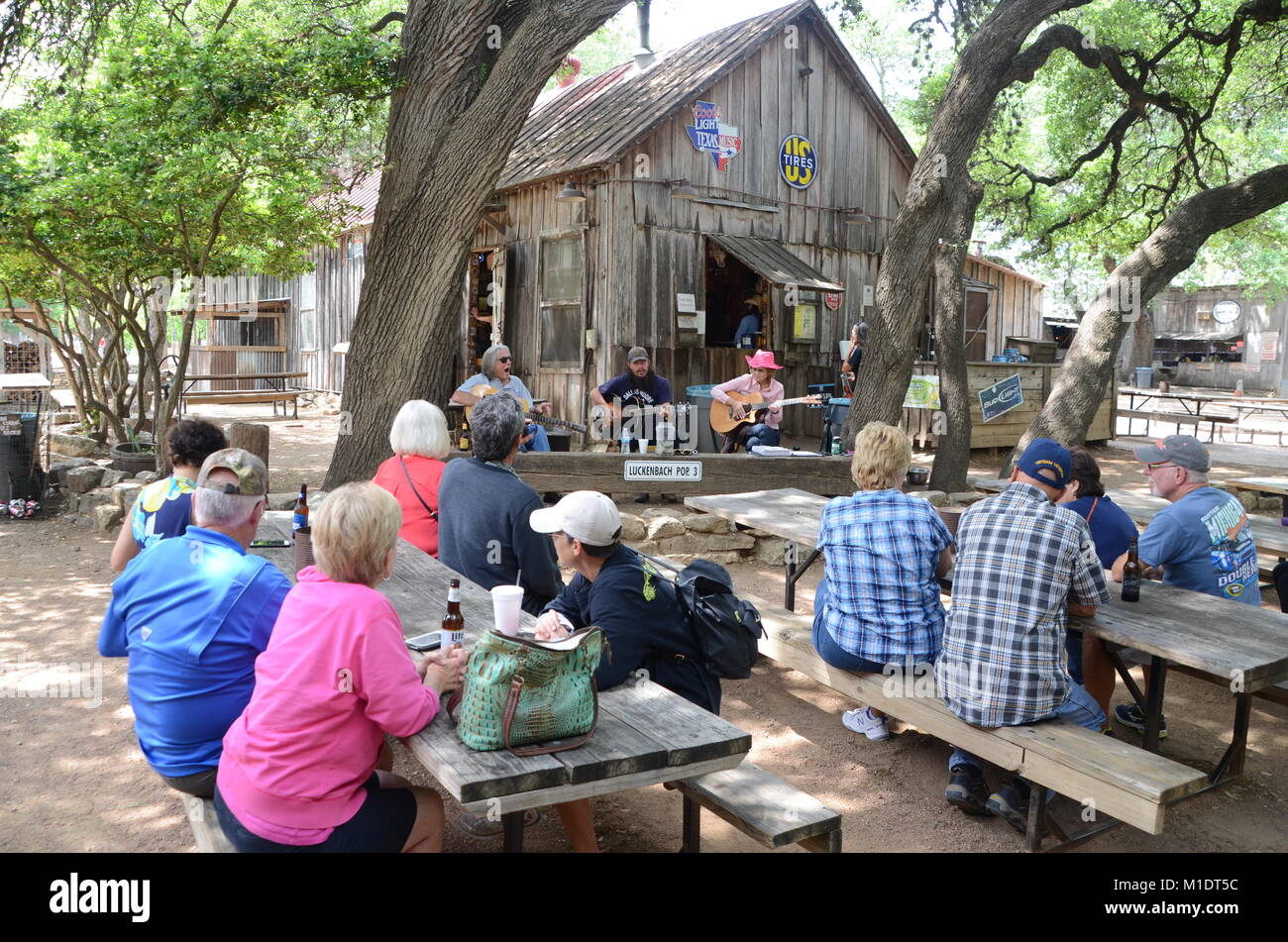 Una band suonare dal vivo a luckenbach texas country music venue Foto Stock