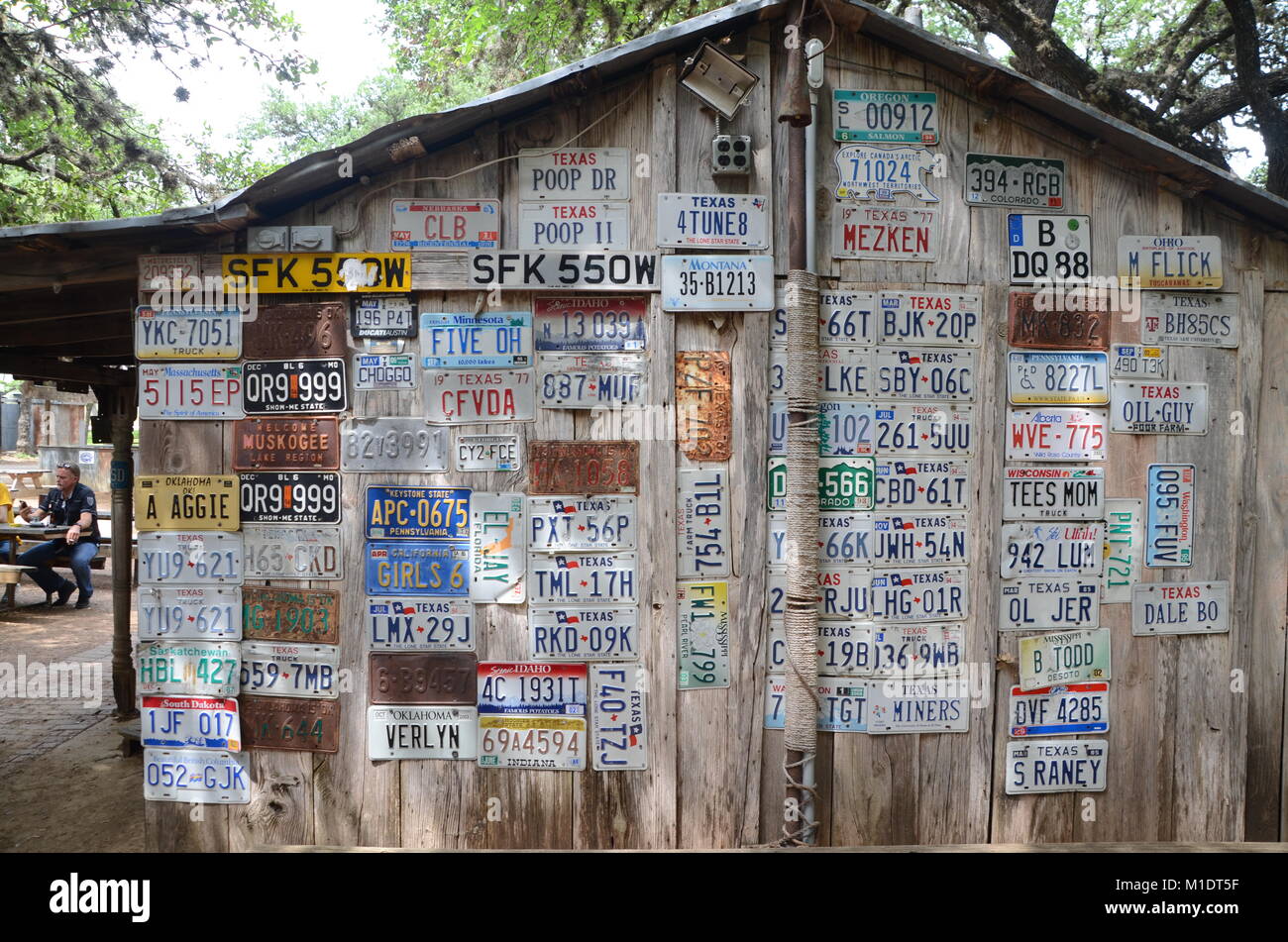 Targhe inchiodati in un edificio in legno a luckenbach texas country music venue Foto Stock