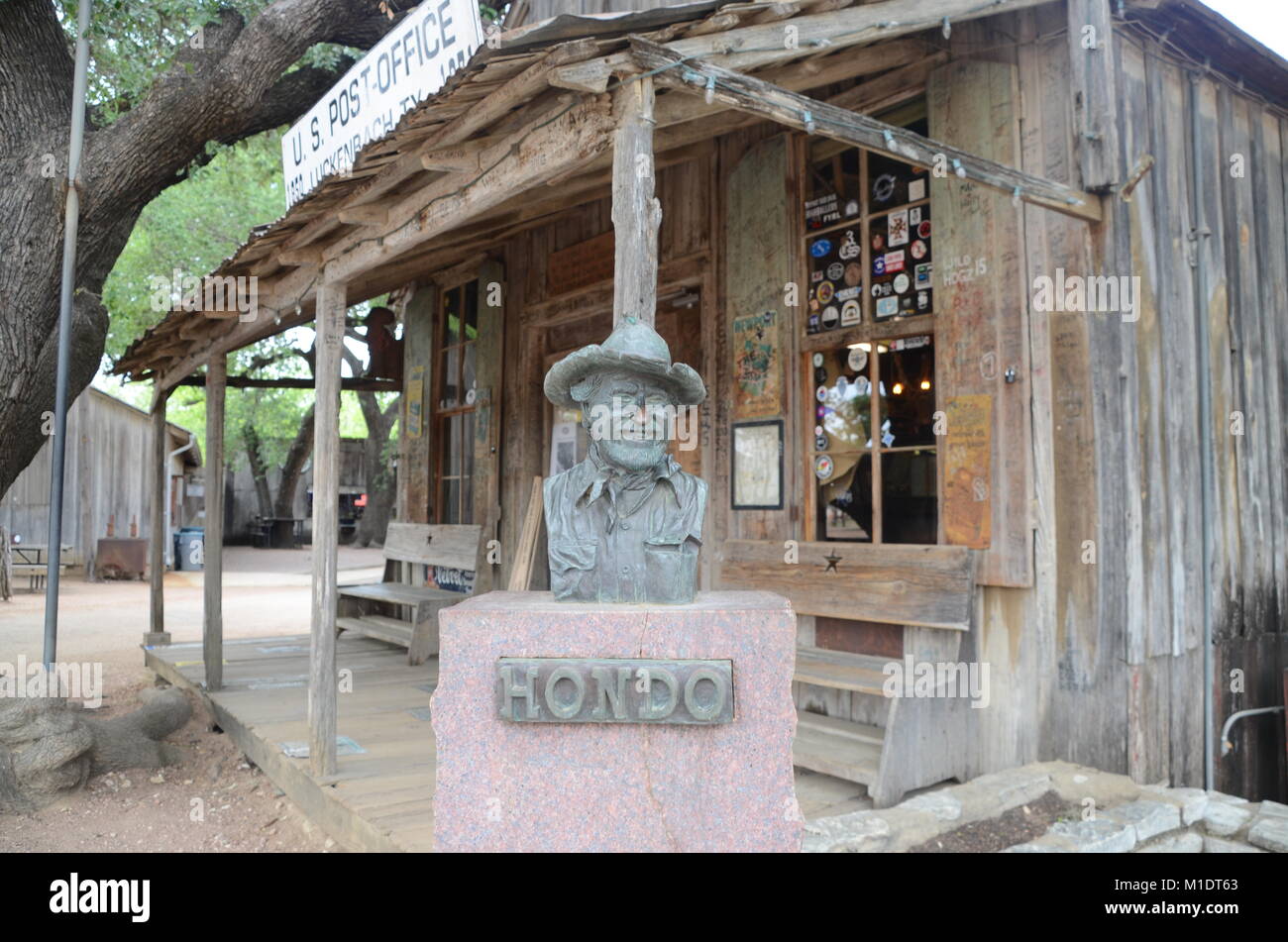 La statua di hondo crouch fondatore della musica luckenbach sede al di fuori del magazzino generale texas Foto Stock