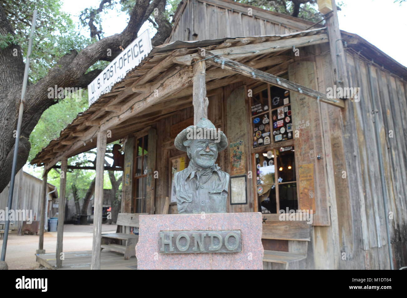 La statua di hondo crouch fondatore della musica luckenbach sede al di fuori del magazzino generale texas Foto Stock