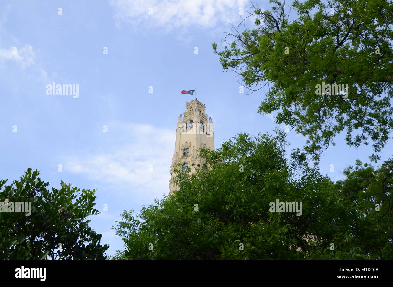Il texas sventola dalla sommità della Emily Morgan Hotel san antonio texas Foto Stock