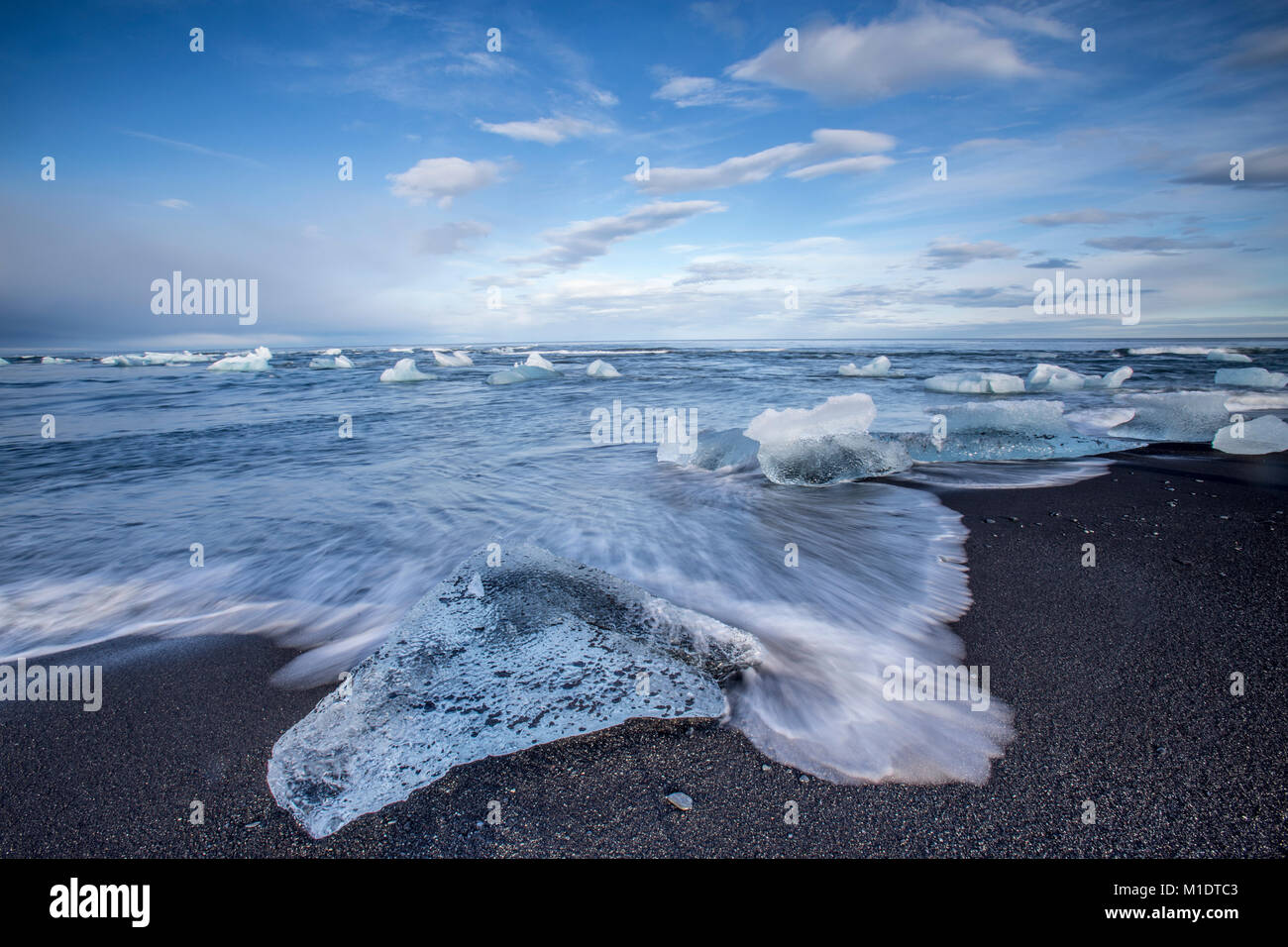 La spiaggia di ghiaccio o diamante spiaggia vicino alla laguna glaciale nel sud est dell'Islanda Foto Stock