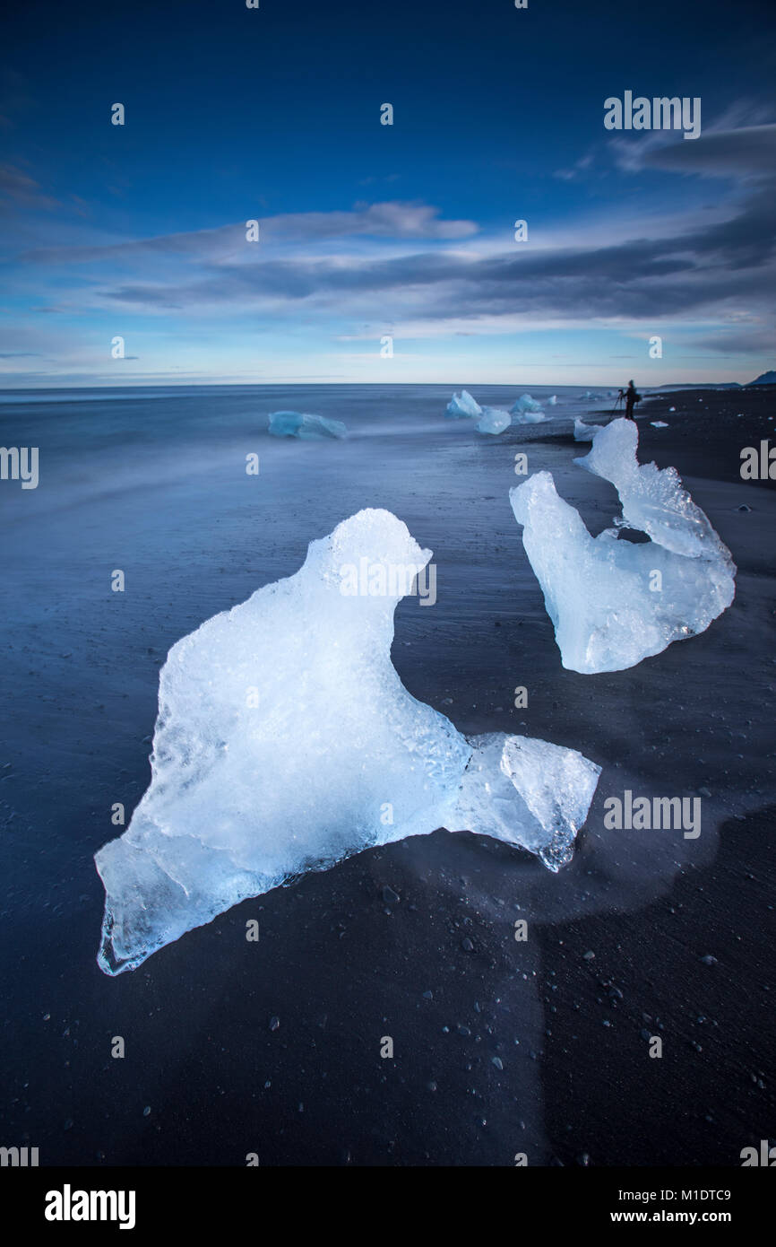 La spiaggia di ghiaccio o diamante spiaggia vicino alla laguna glaciale nel sud est dell'Islanda Foto Stock