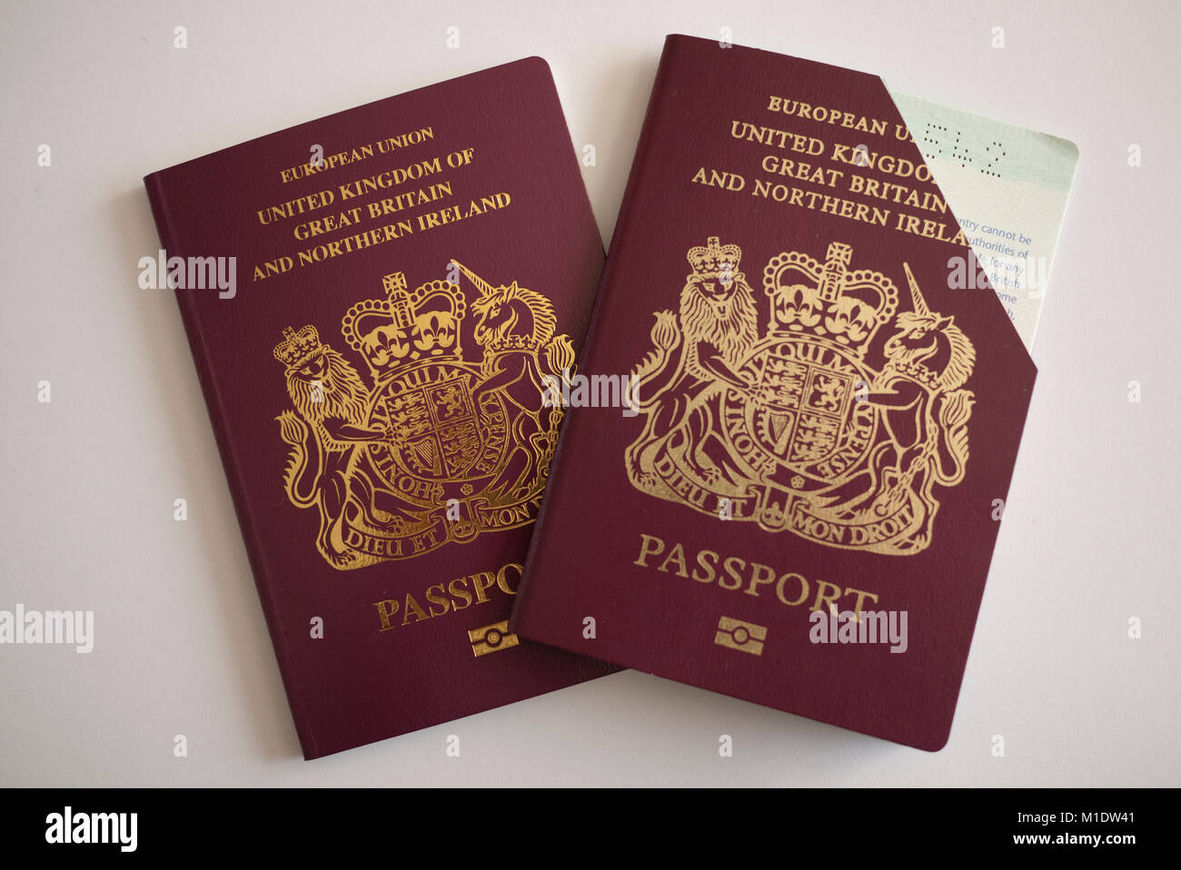 Due passaporti DEL REGNO UNITO, uno annullato e un rinnovamento, UK. Foto Stock