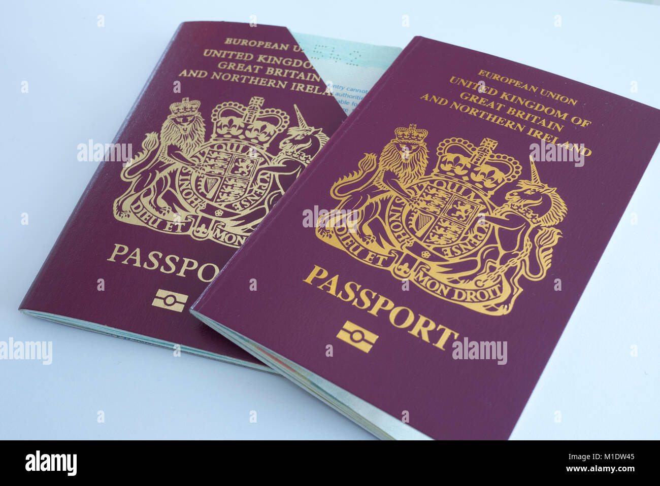 Due passaporti DEL REGNO UNITO, uno annullato e un rinnovamento, UK. Foto Stock