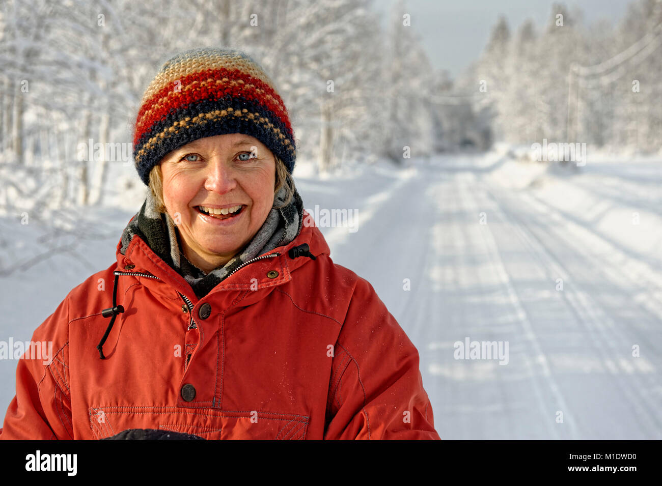 Felice donna di mezza età su una bella winterroad Foto Stock