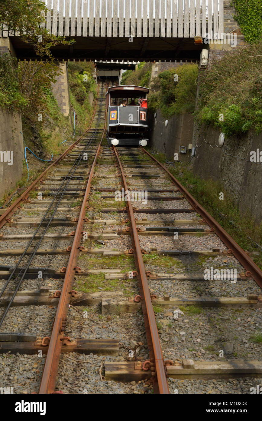 Aberystwyth Cliff Railway, vettura andando fino circa al pass auto arrivando verso il basso Foto Stock