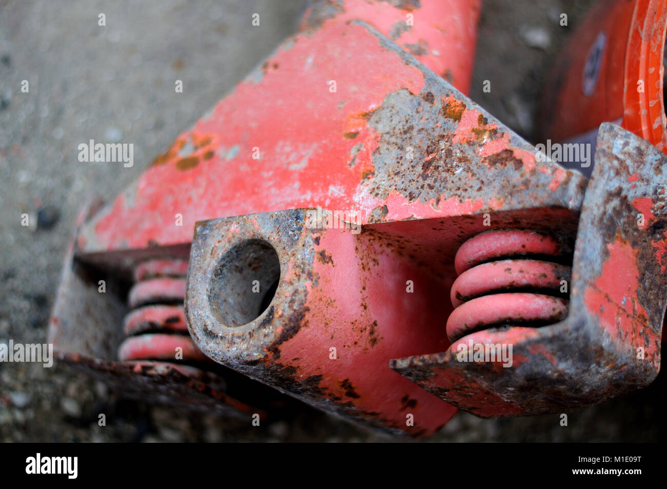 Attrezzo per il fissaggio e la regolazione degli elementi di costruzione Foto Stock