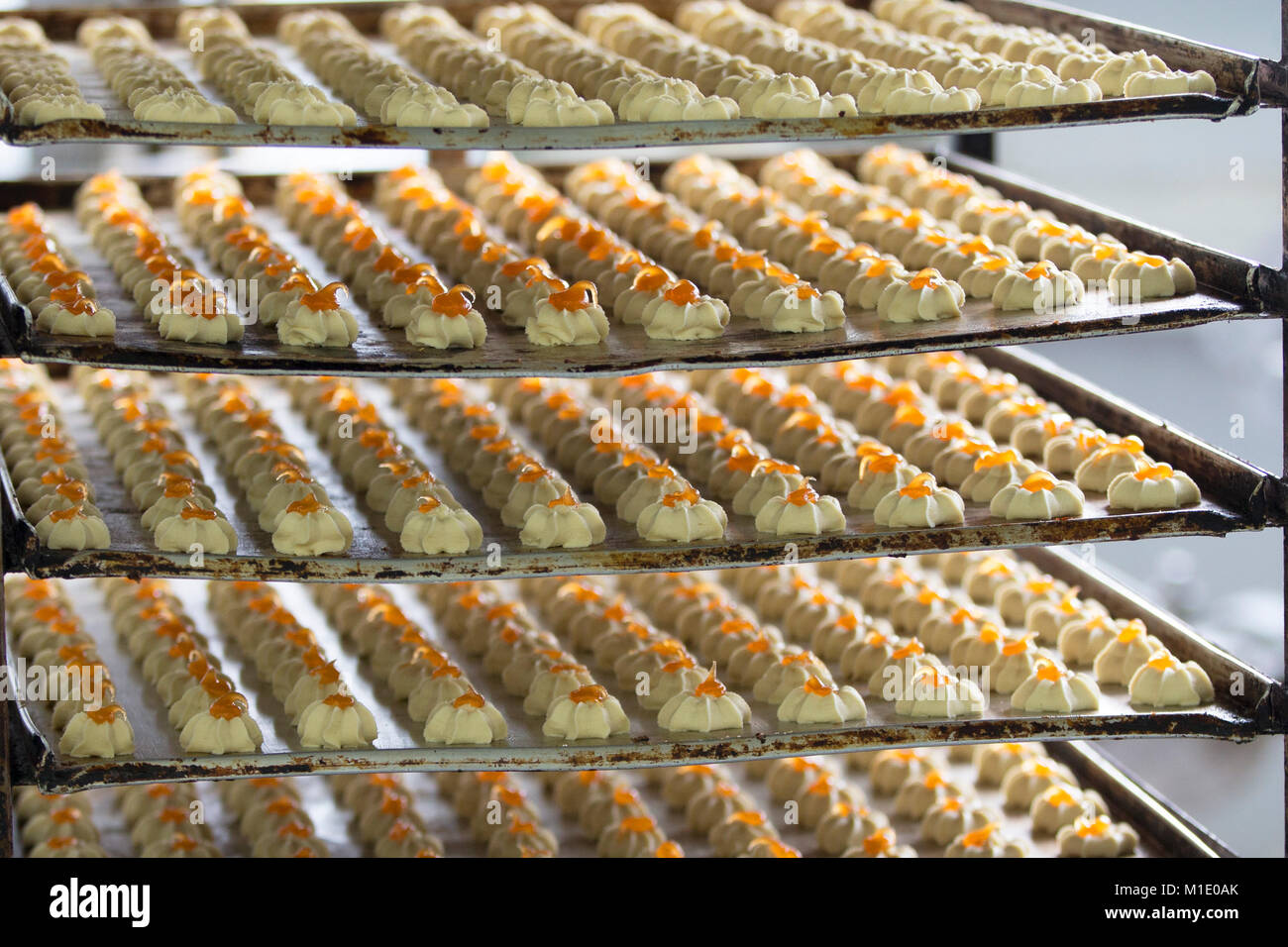 Un sacco di biscotti nella cucina professionale. Prodotti Tipici a livello industriale di buche.prodotti dalla sabbia.di pasta frolla i cookie Foto Stock