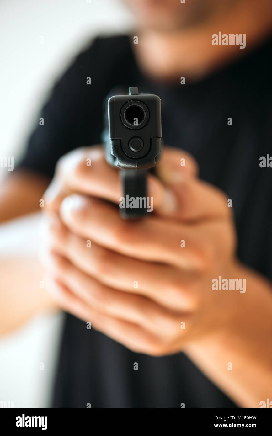 Gli uomini con la pistola da vicino Foto Stock