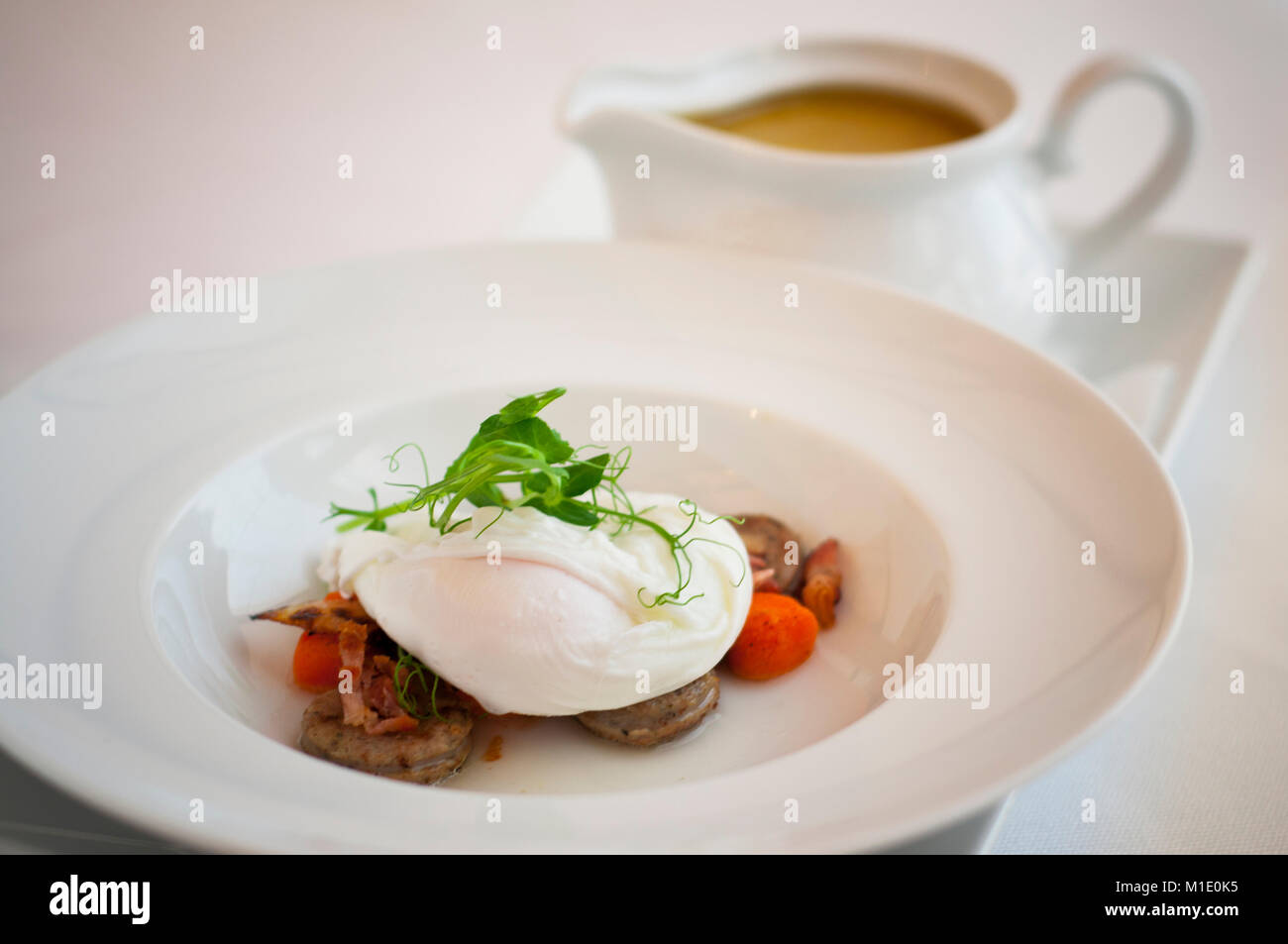 Tradizionale zuppa polacca zurek con uovo in camicia, salsiccia bianca e verdure. Foto Stock