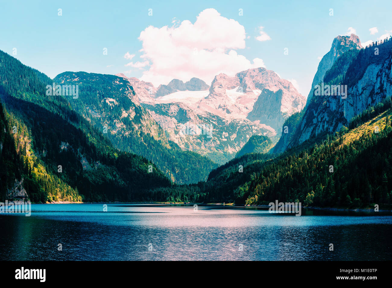 Mattina fantastica sul lago di montagna Gosausee Foto Stock