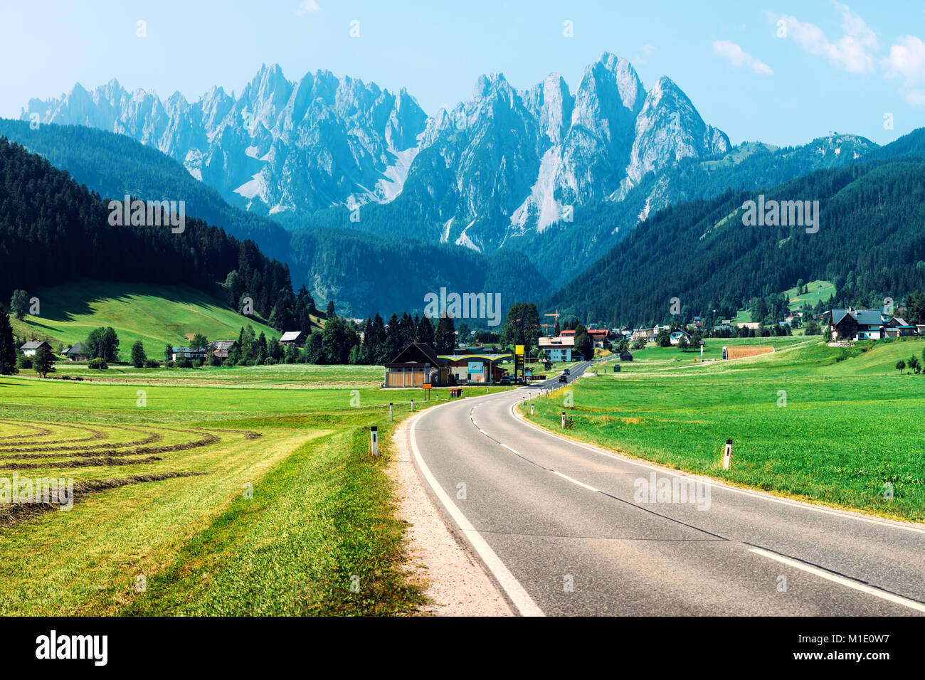 In autostrada in Gosau villaggio alla giornata di sole Foto Stock